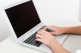 【ずぼらエクササイズ】座って足を組み替えるだけ 劇的に姿勢が良くなるポージング