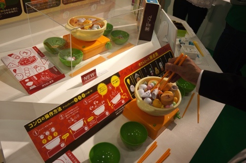【ギフトショー2012】グツグツ動く具をお箸でキャッチする「マナー鍋」ほか“おいしい”ゲームが勢ぞろい