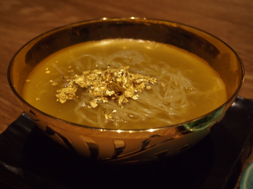純金製どんぶりで頂く鶏がらスープのお味は？　『宮崎地鶏炭火焼 車』の「金」ラーメンを食べてみた