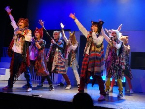 “けもみみイケメン”が力を合わせ歌って踊るアイドルに! 舞台『擬人カレシ』レポート “けもみみイケメン”が力を合わせ歌って踊るアイドルに! 舞台『擬人カレシ』レポート
