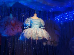 映画衣装&セットから本物のクラゲまで! 「男を必要としない展覧会!? 海月姫展」開催中 映画衣装&セットから本物のクラゲまで! 「男を必要としない展覧会!? 海月姫展」開催中