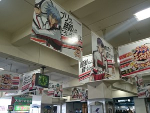 【新テニ】U-17日本代表候補生がジャック！　巨大ポスターやフラッグが並ぶ池袋駅が圧巻　