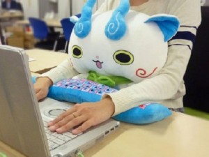 離席時には留守番してくれる!? もんげーカワイイ『妖怪ウォッチ』コマさんPCクッション 離席時には留守番してくれる!? もんげーカワイイ『妖怪ウォッチ』コマさんPCクッション