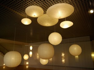 イサム・ノグチの「AKARI」と3人のアーティストがコラボ!「ひかりの連鎖」展 イサム・ノグチの「AKARI」と3人のアーティストがコラボ!「ひかりの連鎖」展