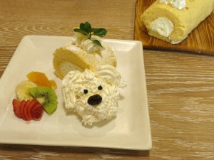 映画『ミラクル・ニール！』の登場犬がキュートなスイーツに「もふもふデニスのレモンロールケーキ」