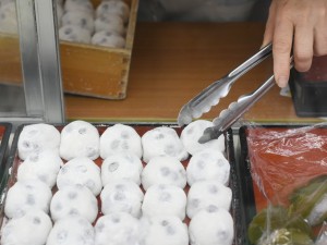 【博多】都会のド真中で和菓子一筋85年！ 福岡の老若男女が愛する、つきたての「豆大福」は味わうべし！