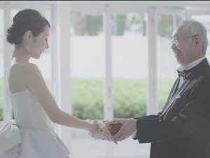 【動画】ありったけの愛情をつめ込んで……　ウェディングドレス姿の娘に父親が渡した“サプライズ”とは