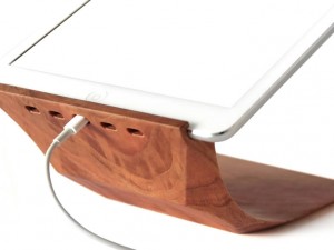 天然木削り出しの美麗iPadスタンド「YOHANN」