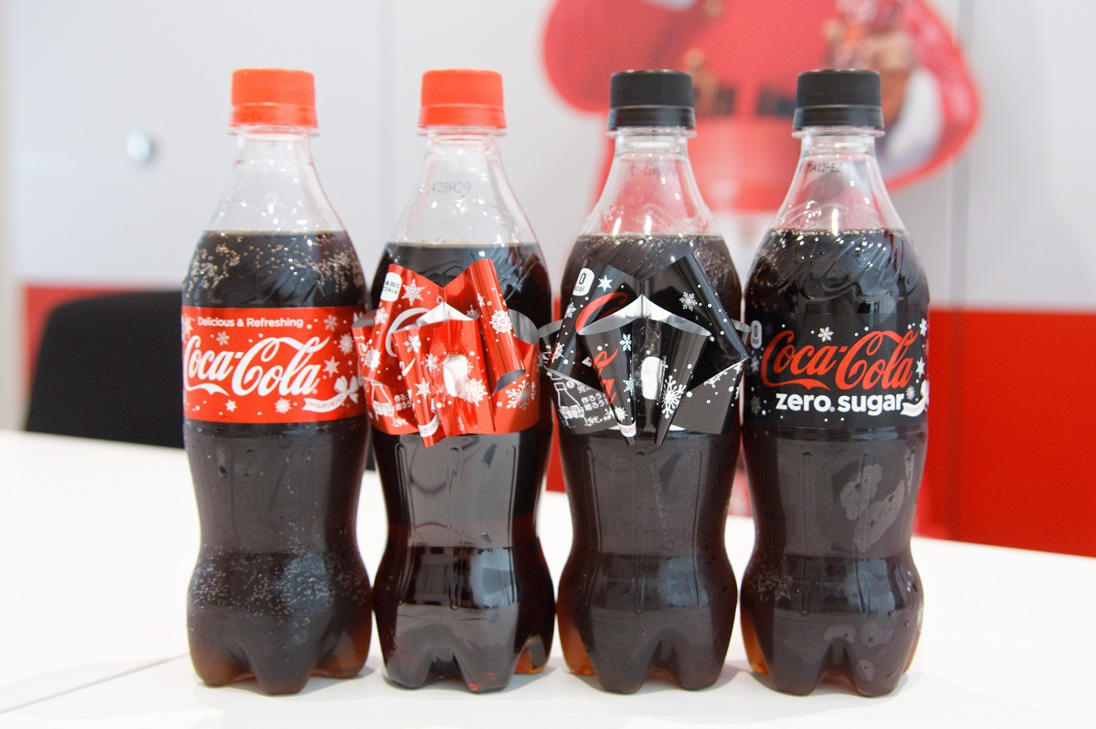 【クリスマス】「考えた人、天才」とネットで話題の『コカ・コーラ』リボンボトルはいかにして生まれたのか